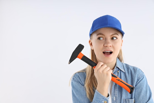 Concetto di occupazione giovane donna su sfondo bianco