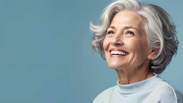 Concetto di odontoiatria Sorriso bianco di neve di una donna anziana primo piano Concetto di protesi dentali