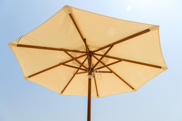 concetto di ombrellone e attrezzatura da spiaggia - ombrellone nel cielo blu