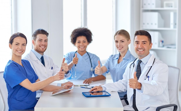 concetto di ospedale, professione, persone e medicina - gruppo di medici felici che si incontrano presso lo studio medico