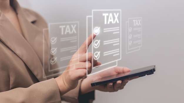 Concetto di pagamento delle imposte Imprenditrice su sfondo sfocato utilizzando tablet pc