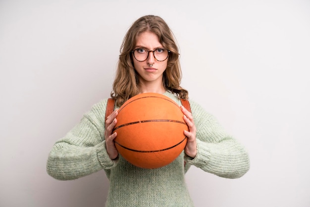 Concetto di pallacanestro della ragazza dell'adolescente