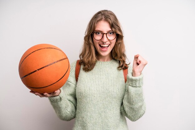 Concetto di pallacanestro della ragazza dell'adolescente