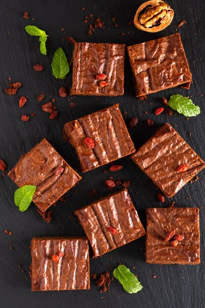 Concetto di panetteria fatta in casa cibo Vista dall'alto di brownies organici decora da caramelle sul bordo di ardesia nera