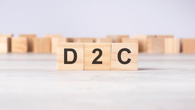 Concetto di parola D2C scritto su cubi o blocchi di legno su uno sfondo chiaro