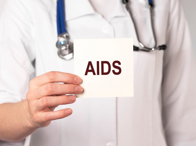 Concetto di parola di AIDS. assistenza sanitaria e medica sul nero.