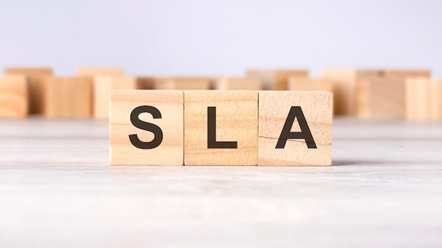Concetto di parola SLA scritto su cubi o blocchi di legno su uno sfondo chiaro
