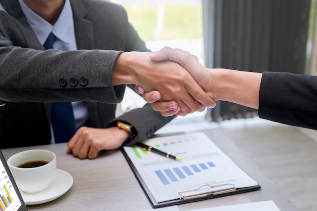 Concetto di partnership - business partner handshake Leadership imprenditoriale di successo.