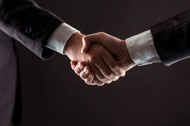 Concetto di partnership negli affari una stretta di mano di partner commerciali
