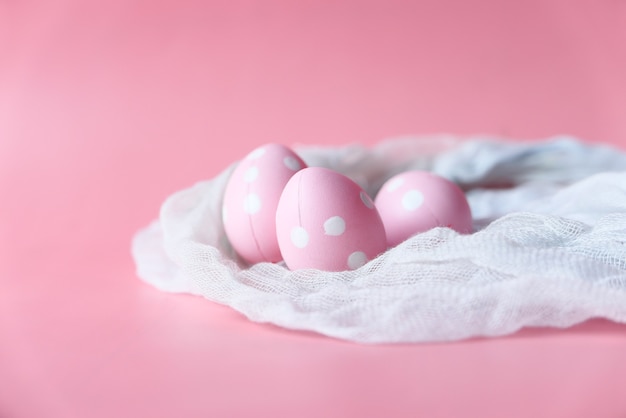 Concetto di Pasqua con l'uovo sulla parete rosa