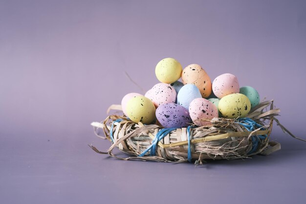 Concetto di Pasqua con uovo multicolore su sfondo rosa