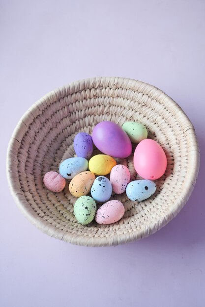 Concetto di Pasqua con uovo multicolore su sfondo rosa