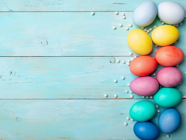 Concetto di Pasqua, copia spazio, vista dall'alto, legno blu