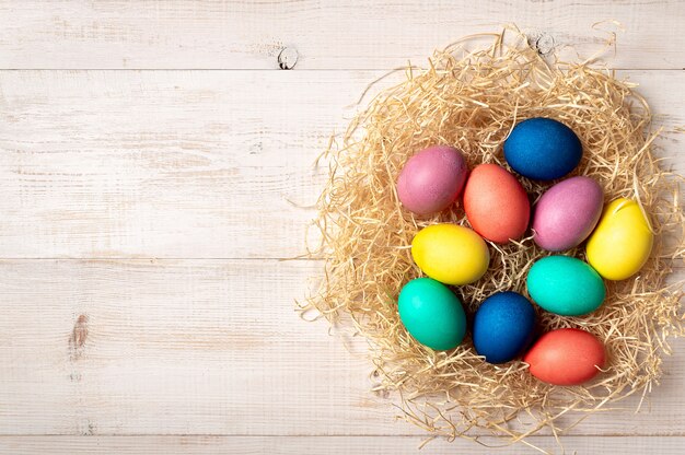 Concetto di Pasqua, copia spazio, vista dall'alto. Uova colorate