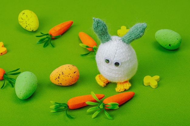 Concetto di Pasqua fatto a mano Coniglietti a maglia con decorazioni tradizionali