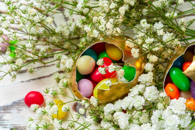 Concetto di pasqua. Uova e dolci colorati sulla fine della tavola su