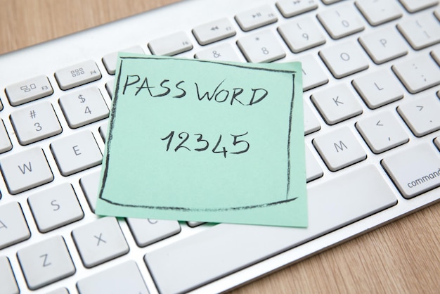 Concetto di password semplice. La mia password 123456 scritta su carta con pennarello.