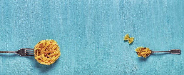 Concetto di pasta alimentare su una vista dall'alto di sfondo blu