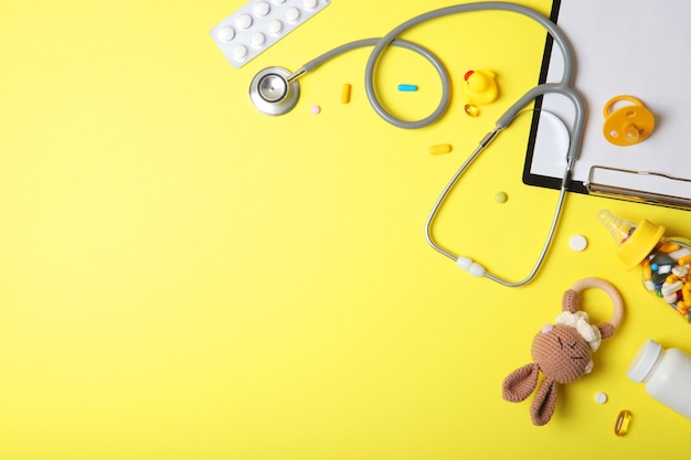 concetto di pediatria stetoscopio e giocattolo su uno sfondo chiaro