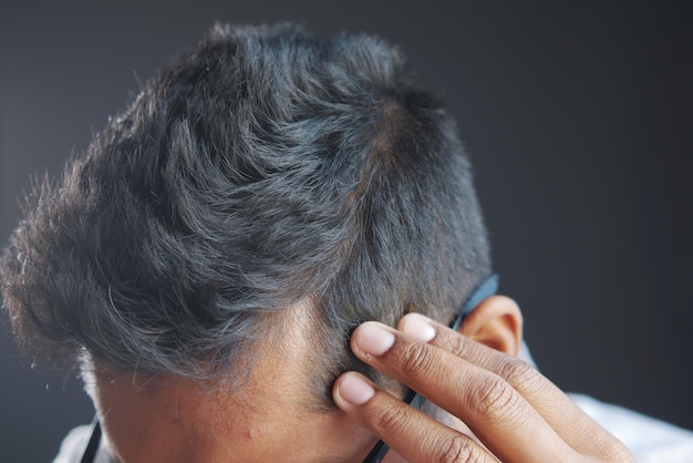 Concetto di perdita di capelli con l'uomo che si controlla i capelli