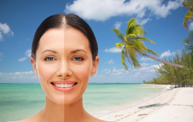 concetto di persone, abbronzatura, viaggi e vacanze estive - primo piano di bella donna sorridente con mezza faccia abbronzata su una spiaggia tropicale esotica con sfondo di palme