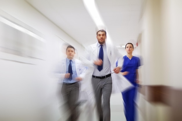 concetto di persone, assistenza sanitaria e medicina - gruppo di medici che corrono lungo l'ospedale (effetto motion blur)