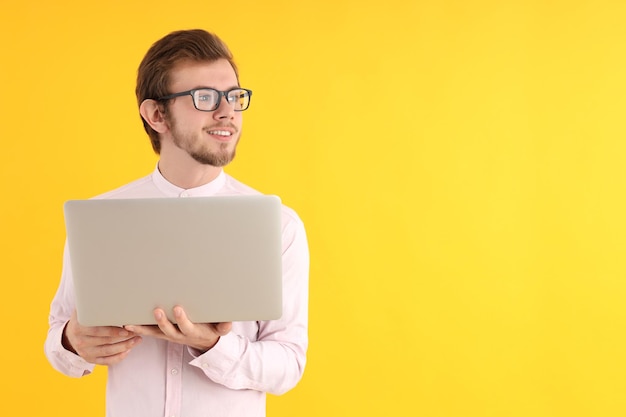 Concetto di persone con giovane su sfondo giallo