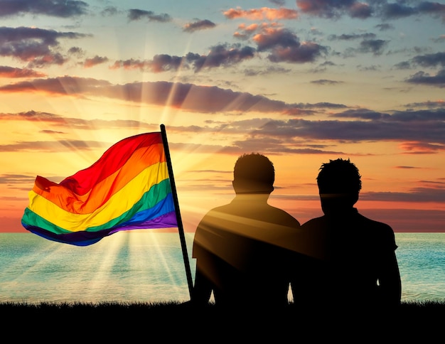 Concetto di persone gay. Silhouette di due uomini gay che riposano su uno sfondo di mare e cielo blu