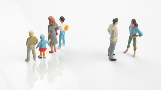 Concetto di persone in miniatura di persone di famiglia nelle relazioni su sfondo bianco il problema della fedeltà nel matrimonio allevare figli in relazioni problematiche in famiglia