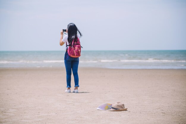 Concetto di persone in viaggio Giovane felice asiatico gril in spiaggia