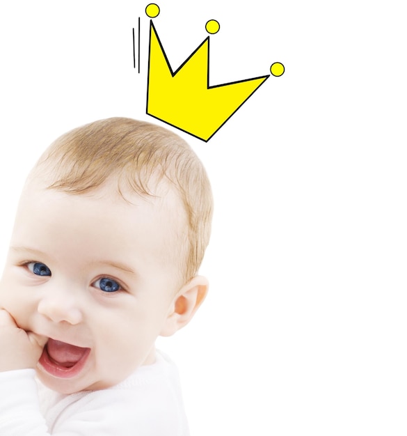 concetto di persone, infanzia, regalità e felicità - primo piano di un bambino sorridente felice con doodle corona
