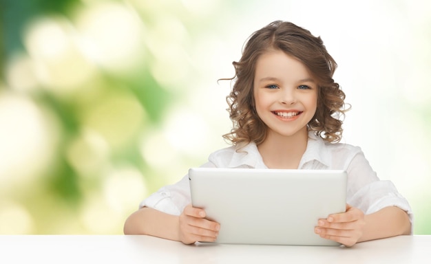 concetto di persone, tecnologia e bambini - ragazza sorridente felice con computer tablet pc su sfondo verde