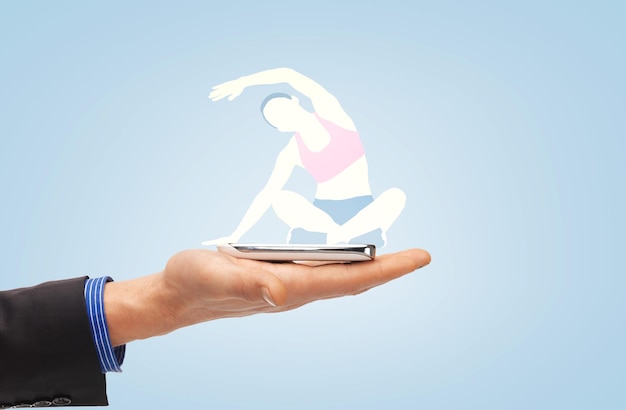 concetto di persone, tecnologia, sport e fitness - primo piano della mano maschile con proiezione di smartphone e donna sportiva