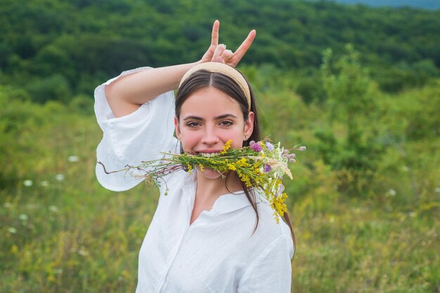 Concetto di persone vegane pazze. Donna vegetariana. Prendi la verdura. Ragazza capra mucca, stile di vita sano. Milka biologico di campo.