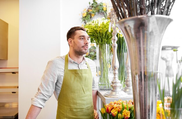 concetto di persone, vendita, vendita al dettaglio, affari e floristica - uomo fiorista felice con cassa in piedi al negozio di fiori