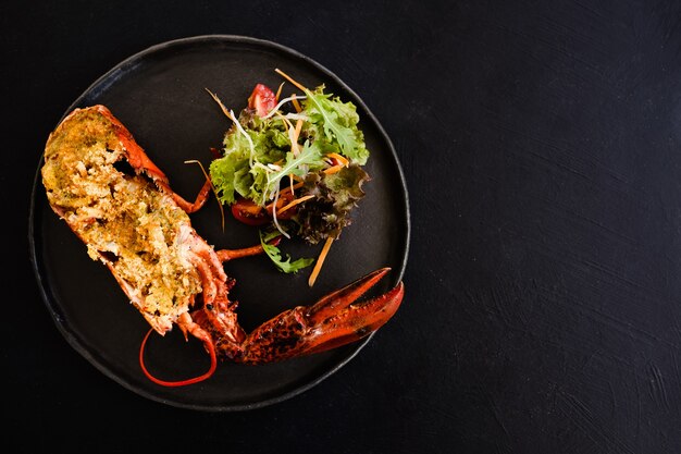 Concetto di piatto di ristorante di aragosta ripieno pronto pronto. nutrizione appropriata. stile di vita dell'alta società.