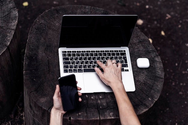 concetto di posto di lavoro con il computer portatile