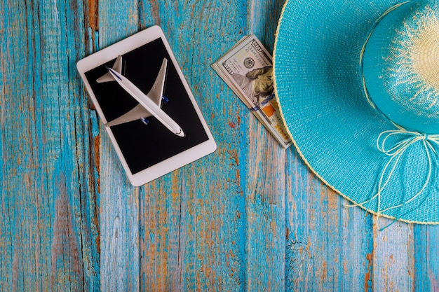 Concetto di preparazione del cappello blu del cuscinetto di tocco della compressa dei dispositivi di turismo di viaggio per le banconote di viaggio del dollaro americano