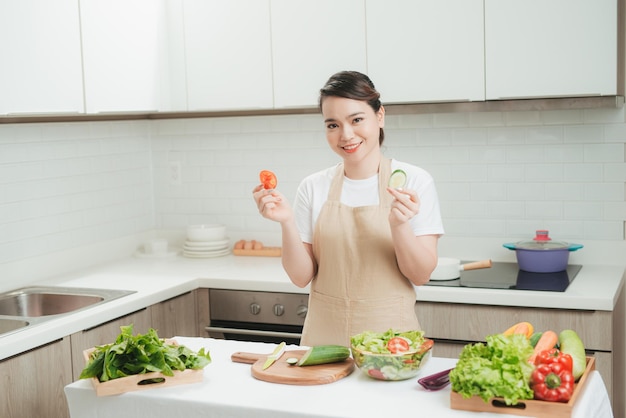 Concetto di preparazione di insalata di nutrizione sana