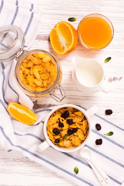 Concetto di prima colazione con corn flakes, latte e succo d&#39;arancia