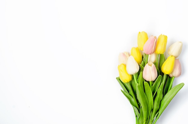 Concetto di primavera o vacanza, un bouquet di tulipani su bianco