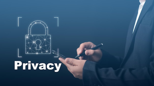 Concetto di privacy per la protezione dei datiUomo d'affari che protegge i dati personali delle informazioniRete di sicurezza informatica