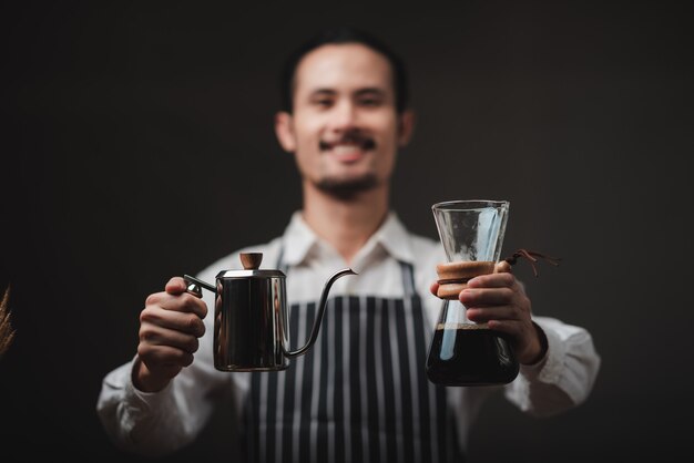 Concetto di processo di filtro antigoccia per caffè con macchina per il caffè, caffè in stile vintage