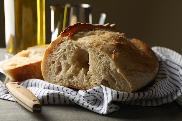 Concetto di prodotti da forno con pane fresco sul tavolo grigio