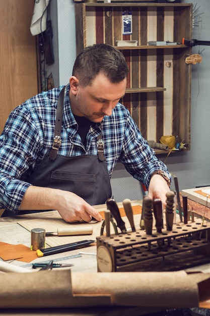 Concetto di produzione artigianale di pelletteria.