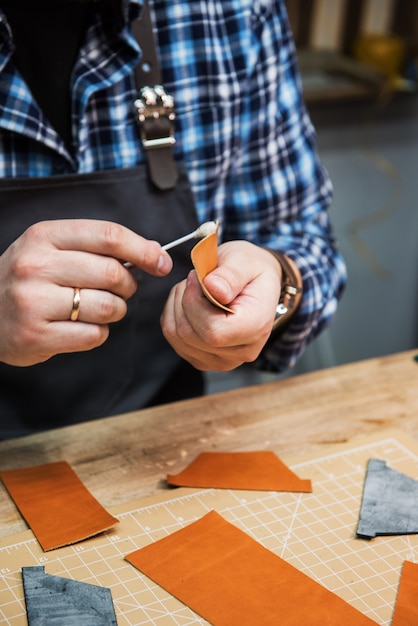 Concetto di produzione artigianale di pelletteria.