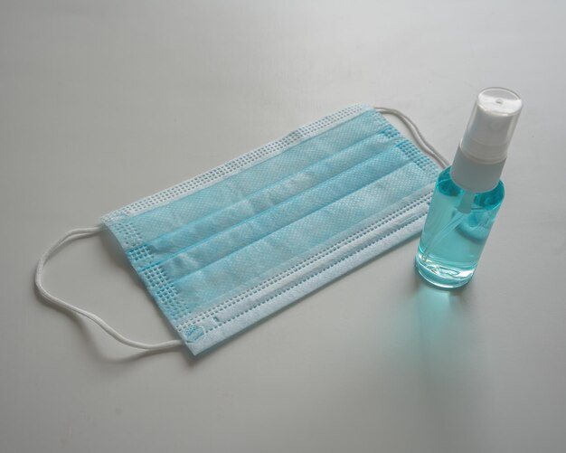 Concetto di protezione della salute con maschera facciale e disinfettante per le mani