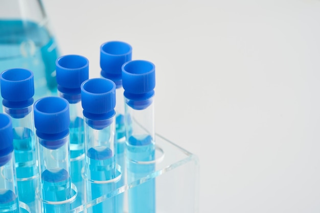 concetto di provetta di biologia scientifica con liquido blu su sfondo bianco