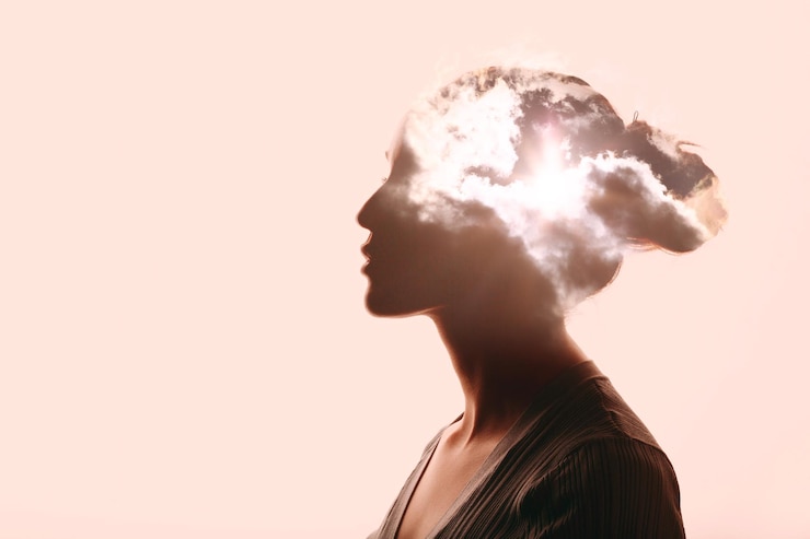 Concetto di psicologia Testa di silhouette donna e alba