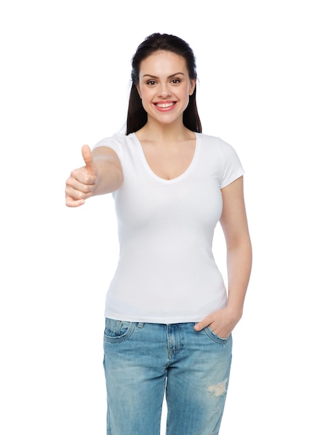 concetto di pubblicità, gesto, abbigliamento e persone - giovane donna sorridente felice o ragazza adolescente in maglietta bianca che mostra i pollici in su